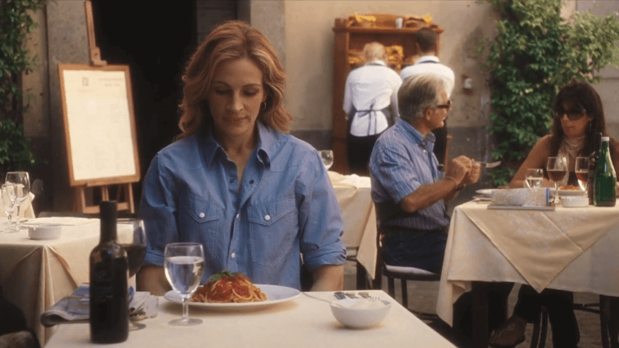 Лиз в Италии наслаждается едой